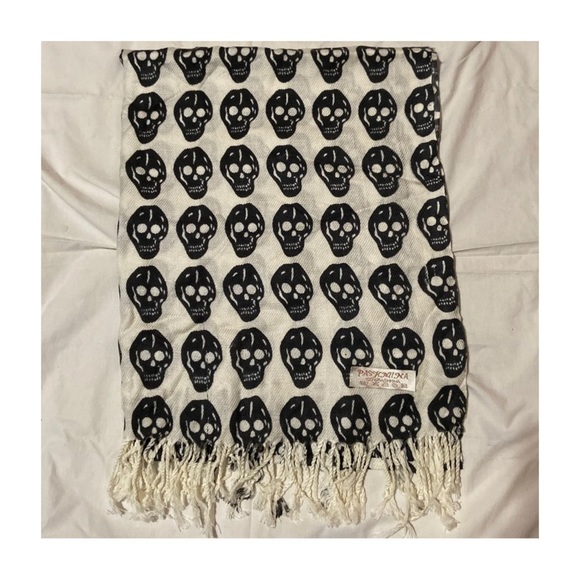 (White) Skull Pashmina - Picture 1 of 4